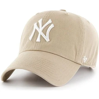 Buet beige kasket med hvidt logo fra New York Yankees MLB Clean Up fra 47 Brand