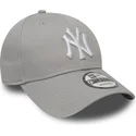 gra-justerbar-9forty-essential-bojet-skygge-kasket-fra-new-york-yankees-mlb-af-new-era