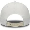 gorra-curva-blanca-snapback-con-logo-granate-9fifty-nylon-pre-curved-fit-de-new-york-yankees-mlb-de-new-era