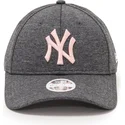 casquette-courbee-grise-ajustable-avec-logo-rose-9forty-tech-pull-new-york-yankees-mlb-new-era