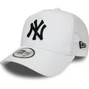 weisse-trucker-cap-mit-schwarzem-logo-essential-a-frame-der-new-york-yankees-mlb-von-new-era