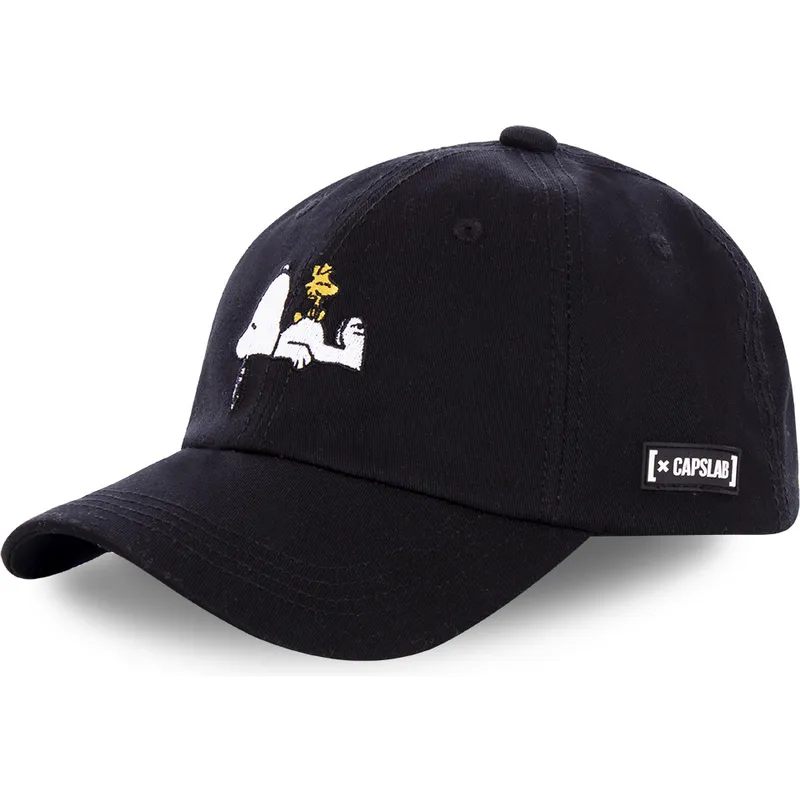 sort-snapback-kasket-med-buet-skygge-snoopy-og-emilio-dog-peanuts-fra-capslab