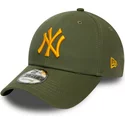 gorra-curva-verde-ajustable-con-logo-naranja-9forty-league-essential-de-new-york-yankees-mlb-de-new-era
