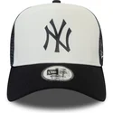 hvid-og-marinebla-trucker-kasket-team-colour-block-a-frame-fra-new-york-yankees-mlb-fra-new-era