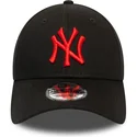 casquette-courbee-noire-ajustable-avec-logo-rouge-9forty-league-essential-new-york-yankees-mlb-new-era