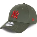gorra-curva-verde-ajustable-con-logo-rojo-9forty-league-essential-de-new-york-yankees-mlb-de-new-era