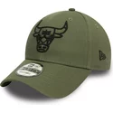 gorra-curva-verde-ajustable-con-logo-negro-9forty-league-essential-de-chicago-bulls-nba-de-new-era