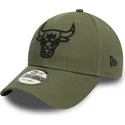 gron-justerbar-bojd-keps-med-svart-logotyp-9forty-league-essential-chicago-bulls-nba-fran-new-era