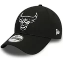 gorra-curva-negra-ajustable-con-logo-blanco-9forty-league-essential-de-chicago-bulls-nba-de-new-era