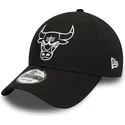 sort-justerbar-curved-kasket-med-hvidt-logo-9forty-league-essential-fra-chicago-bulls-nba-fra-new-era