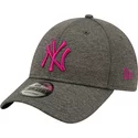 gorra-curva-gris-ajustable-con-logo-rosa-9forty-shadow-tech-de-new-york-yankees-mlb-de-new-era