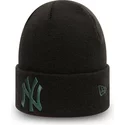 gorro-negro-con-logo-azul-knit-cuff-league-essential-de-new-york-yankees-mlb-de-new-era