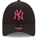 gorra-curva-negra-ajustable-con-logo-rosa-9forty-league-essential-de-new-york-yankees-mlb-de-new-era