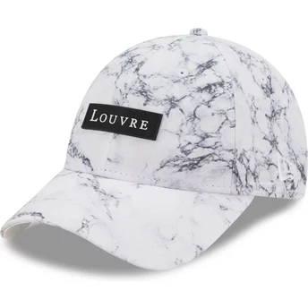Gorra curva blanca ajustable 9FORTY Clear Marble Le Louvre de New Era