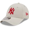 casquette-courbee-beige-ajustable-avec-logo-rouge-9forty-league-essential-new-york-yankees-mlb-new-era