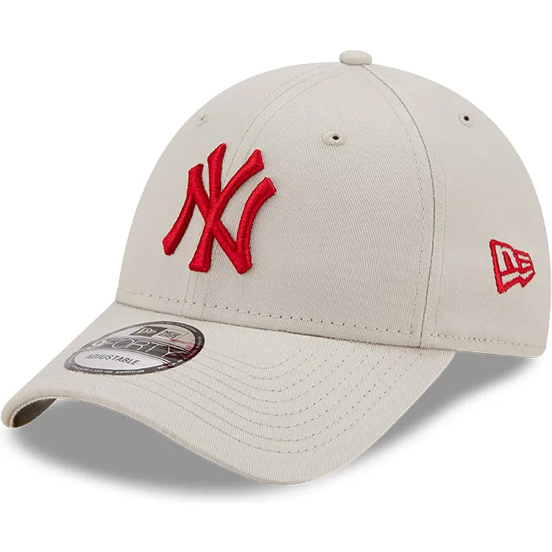 buet-beige-justerbar-kasket-med-rodt-logo-9forty-league-essential-fra-new-york-yankees-mlb-fra-new-era