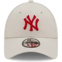 buet-beige-justerbar-kasket-med-rodt-logo-9forty-league-essential-fra-new-york-yankees-mlb-fra-new-era