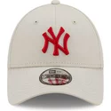 gorra-curva-beige-ajustable-con-logo-rojo-9forty-league-essential-de-new-york-yankees-mlb-de-new-era