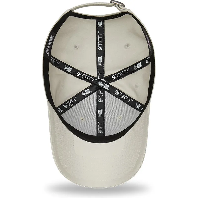 buet-beige-justerbar-kasket-med-rodt-logo-9forty-league-essential-fra-new-york-yankees-mlb-fra-new-era