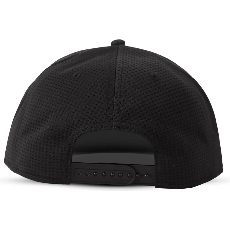 petten-plat-zwart-snapback-metal-badge-van-difuzed petten-plat-zwart-snapback-metal-badge-van-difuzed