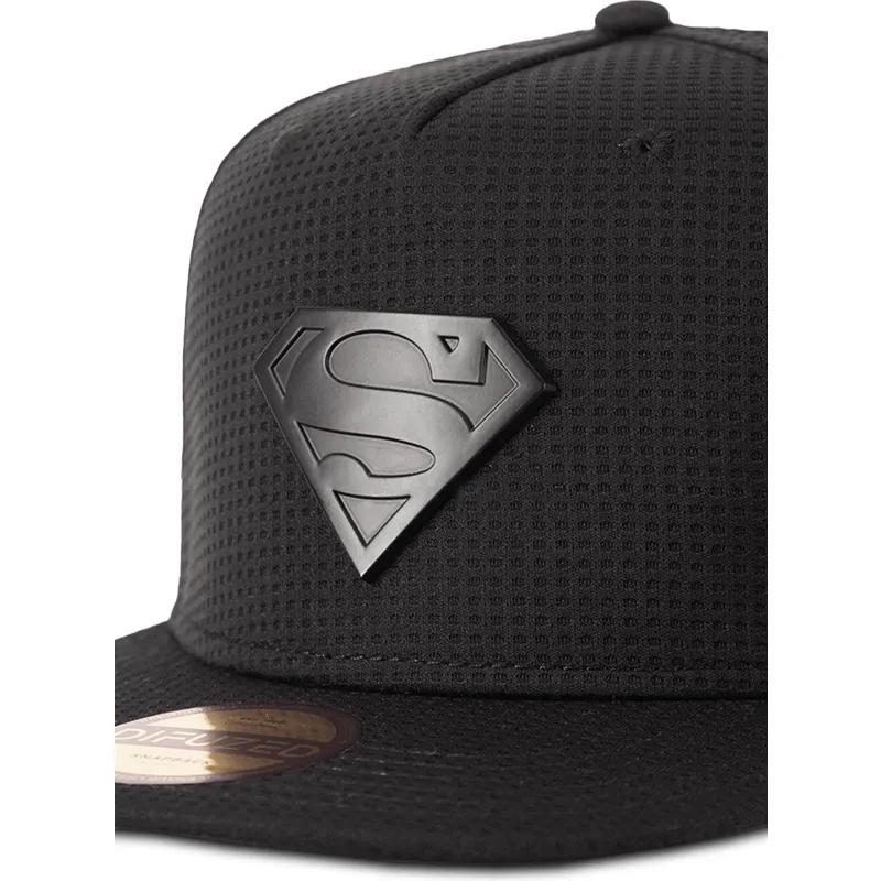 petten-plat-zwart-snapback-metal-badge-van-difuzed petten-plat-zwart-snapback-metal-badge-van-difuzed