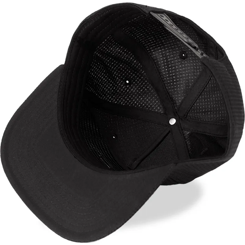 petten-plat-zwart-snapback-metal-badge-van-difuzed petten-plat-zwart-snapback-metal-badge-van-difuzed