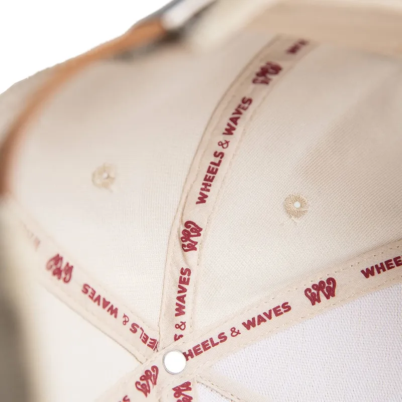 petten-gebogen-beige-verstelbare-band-van-wheels-and-waves