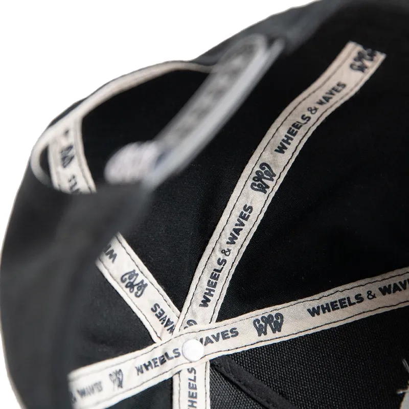 cap-gebogen-black-snapback-van-wheels-and-waves