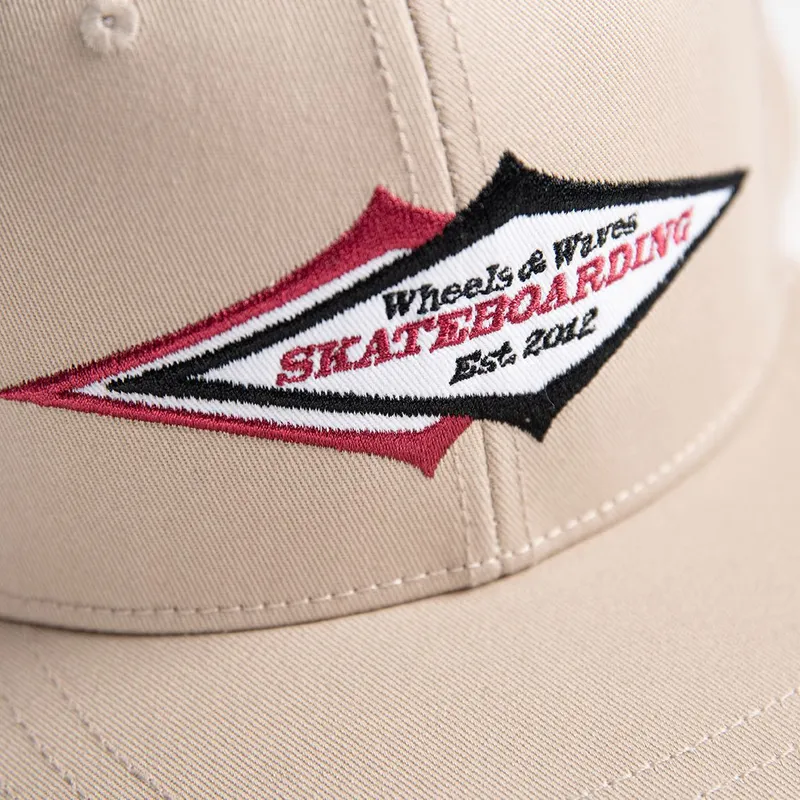 petten-plat-beige-snapback-skateboarding-ww24-van-wheels-and-waves petten-plat-beige-snapback-skateboarding-ww24-van-wheels-and-waves