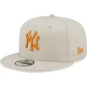 new-era-flat-brim-orange-logo-9fifty-league-essential-new-york-yankees-mlb-beige-snapback-cap