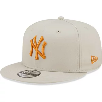 Gorra plana beige snapback con logo naranja 9FIFTY League Essential de New York Yankees MLB de New Era