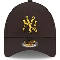 casquette-courbee-noire-ajustable-avec-logo-jaune-9forty-seasonal-infill-new-york-yankees-mlb-new-era