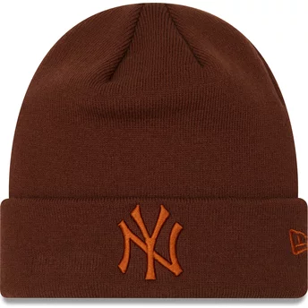 Gorro marrón con logo marrón League Essential Cuff de New York Yankees MLB de New Era