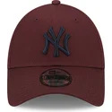 casquette-courbee-grenat-ajustable-avec-logo-bleu-marine-9forty-league-essential-new-york-yankees-mlb-new-era