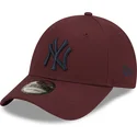 casquette-courbee-grenat-ajustable-avec-logo-bleu-marine-9forty-league-essential-new-york-yankees-mlb-new-era