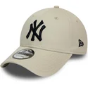 casquette-courbee-beige-ajustable-avec-logo-noir-9forty-league-essential-new-york-yankees-mlb-new-era