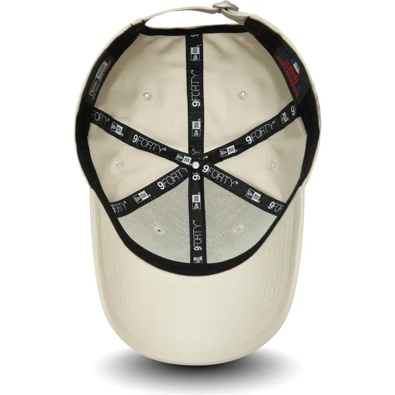 buet-beige-justerbar-kasket-med-sort-logo-9forty-league-essential-fra-new-york-yankees-mlb-fra-new-era