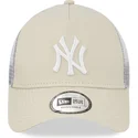 beige-och-vit-trucker-keps-9forty-a-frame-fran-new-york-yankees-mlb-av-new-era