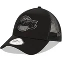 cappellino-trucker-nero-con-logo-nero-9forty-a-frame-tonal-dei-los-angeles-lakers-nba-di-new-era