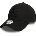 buet-sort-justerbar-kasket-med-sort-logo-til-kvinder-9forty-essential-fra-new-york-yankees-mlb-fra-new-era