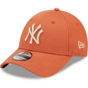 gorra-curva-naranja-ajustable-con-logo-beige-9forty-league-essential-de-new-york-yankees-mlb-de-new-era