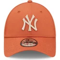 gorra-curva-naranja-ajustable-con-logo-beige-9forty-league-essential-de-new-york-yankees-mlb-de-new-era