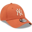 gorra-curva-naranja-ajustable-con-logo-beige-9forty-league-essential-de-new-york-yankees-mlb-de-new-era