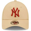 gorra-curva-beige-ajustable-para-nino-con-logo-marron-9forty-league-essential-de-new-york-yankees-mlb-de-new-era