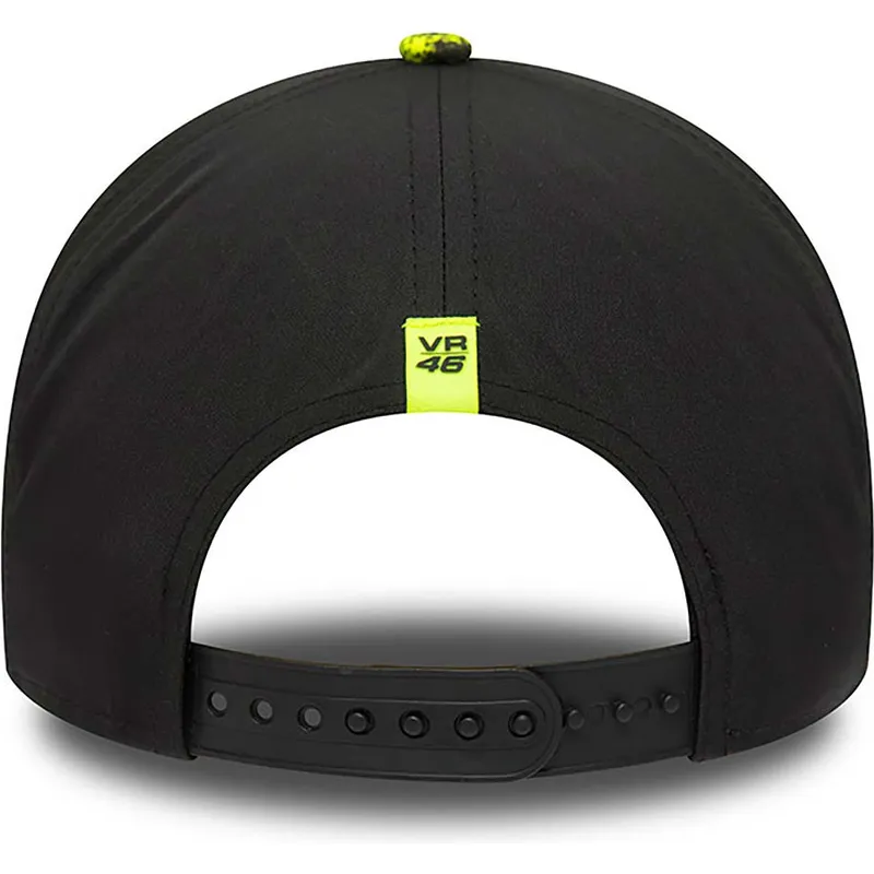 petten-gebogen-geel-snapback-valentino-rossi-vr46-9forty-all-over-print-van-valentino-rossi-vr46-motogp-van-new-era