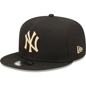 New Era Flat Brim 9FIFTY League Essential New York Yankees MLB Black Snapback Cap with Beige Logo