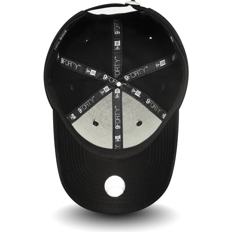 sort-justerbar-buet-kasket-til-born-med-sort-logo-9forty-league-essential-fra-new-york-yankees-mlb-fra-new-era