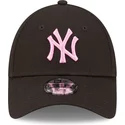 gorra-curva-negra-ajustable-con-logo-rosa-para-nino-9forty-league-essential-de-new-york-yankees-mlb-de-new-era
