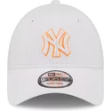 gorra-curva-blanca-ajustable-con-logo-naranja-9forty-neon-outline-de-new-york-yankees-mlb-de-new-era