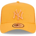 cappellino-trucker-arancione-con-logo-arancione-a-frame-tonal-mesh-dei-new-york-yankees-mlb-di-new-era